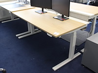 Elektrisch hoog-laag bureau ikea mittzon met stekkerdozen met usb. afmeting 160 x 80 cm. - afbeelding 1 van  3