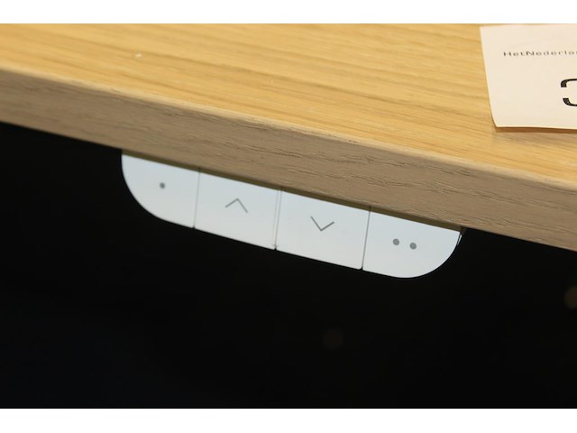 Elektrisch hoog-laag bureau ikea mittzon met stekkerdozen met usb. afmeting 160 x 80 cm. - afbeelding 2 van  3