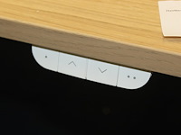 Elektrisch hoog-laag bureau ikea mittzon met stekkerdozen met usb. afmeting 160 x 80 cm. - afbeelding 2 van  3