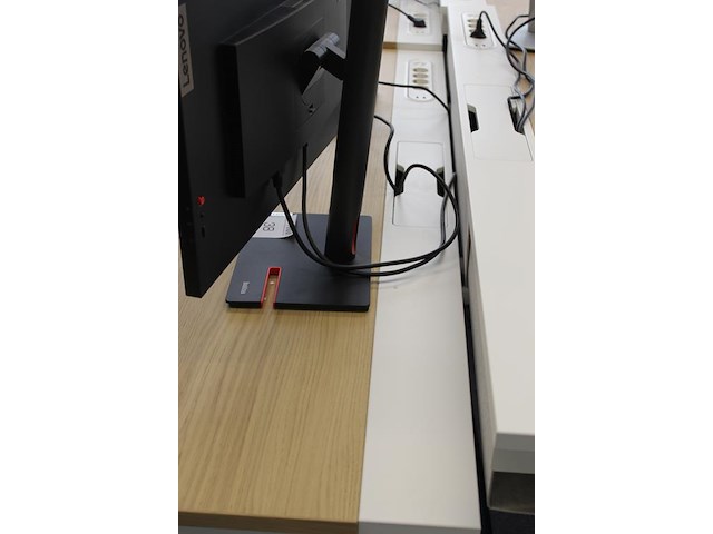 Elektrisch hoog-laag bureau ikea mittzon met stekkerdozen met usb. afmeting 160 x 80 cm. - afbeelding 3 van  3