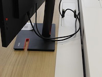 Elektrisch hoog-laag bureau ikea mittzon met stekkerdozen met usb. afmeting 160 x 80 cm. - afbeelding 3 van  3
