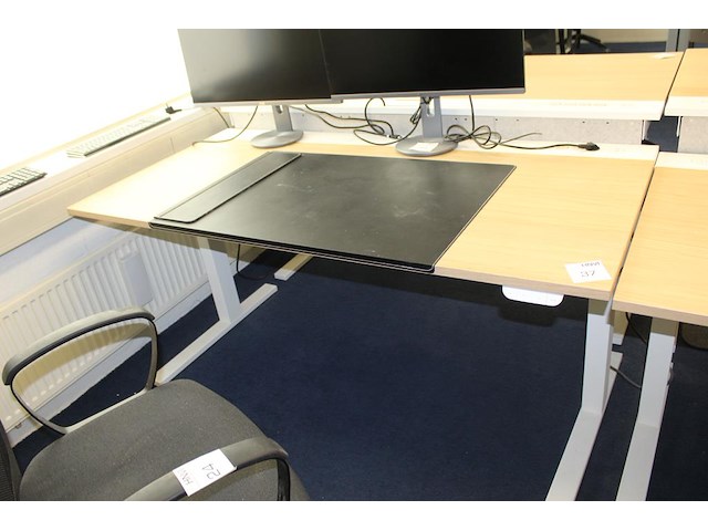 Elektrisch hoog-laag bureau ikea mittzon met stekkerdozen met usb. afmeting 160 x 80 cm. - afbeelding 1 van  3