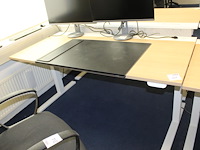 Elektrisch hoog-laag bureau ikea mittzon met stekkerdozen met usb. afmeting 160 x 80 cm. - afbeelding 1 van  3