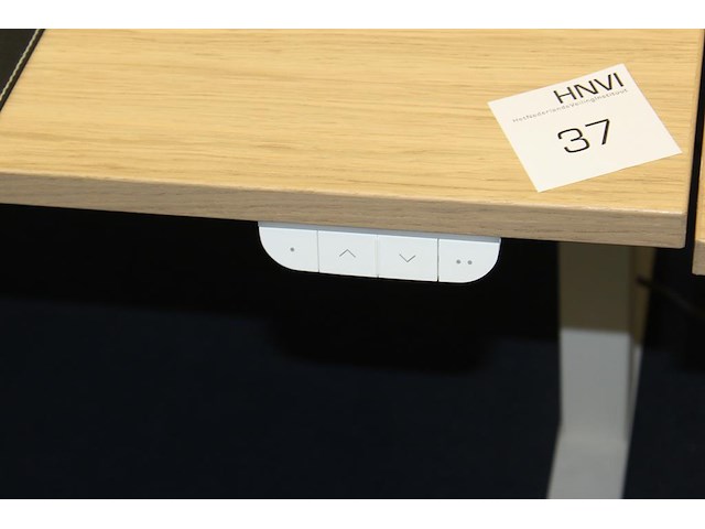 Elektrisch hoog-laag bureau ikea mittzon met stekkerdozen met usb. afmeting 160 x 80 cm. - afbeelding 2 van  3