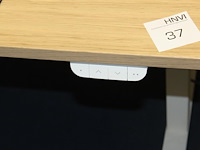 Elektrisch hoog-laag bureau ikea mittzon met stekkerdozen met usb. afmeting 160 x 80 cm. - afbeelding 2 van  3