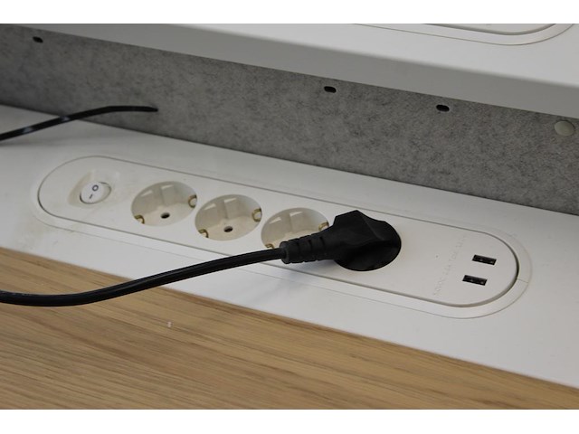 Elektrisch hoog-laag bureau ikea mittzon met stekkerdozen met usb. afmeting 160 x 80 cm. - afbeelding 3 van  3