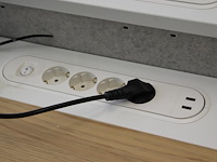 Elektrisch hoog-laag bureau ikea mittzon met stekkerdozen met usb. afmeting 160 x 80 cm. - afbeelding 3 van  3