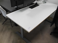 Elektrisch hoog-laag bureau met afmeting 180 x 80 cm. maximaal 118 cm hoog. - afbeelding 1 van  2