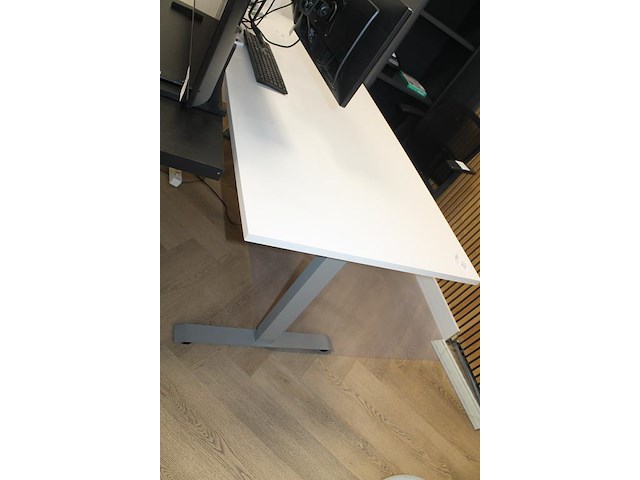 Elektrisch hoog-laag bureau met afmeting 180 x 80 cm. maximaal 118 cm hoog. - afbeelding 2 van  2
