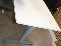 Elektrisch hoog-laag bureau met afmeting 180 x 80 cm. maximaal 118 cm hoog. - afbeelding 2 van  2