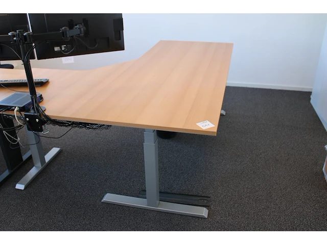 Elektrisch hoog laag hoekbureau. afmeting 200 x 160 cm. - afbeelding 1 van  2