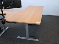 Elektrisch hoog laag hoekbureau. afmeting 200 x 160 cm.