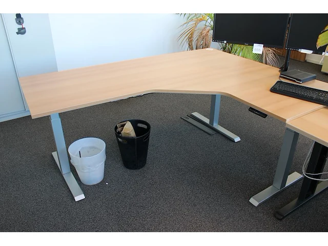 Elektrisch hoog laag hoekbureau. afmeting 200 x 160 cm. - afbeelding 2 van  2