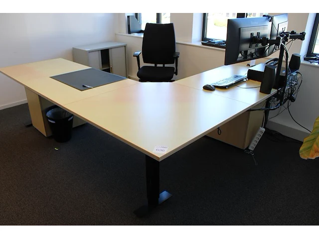 Elektrisch hoog laag hoekbureau met twee verrijdbare onderkasten. afmeting 220 x 260 cm. - afbeelding 1 van  2