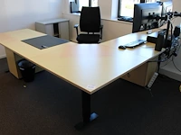 Elektrisch hoog laag hoekbureau met twee verrijdbare onderkasten. afmeting 220 x 260 cm.