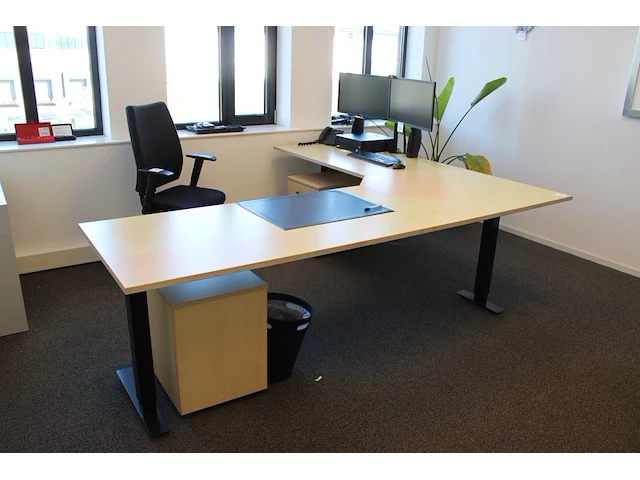 Elektrisch hoog laag hoekbureau met twee verrijdbare onderkasten. afmeting 220 x 260 cm. - afbeelding 2 van  2