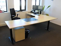 Elektrisch hoog laag hoekbureau met twee verrijdbare onderkasten. afmeting 220 x 260 cm. - afbeelding 2 van  2