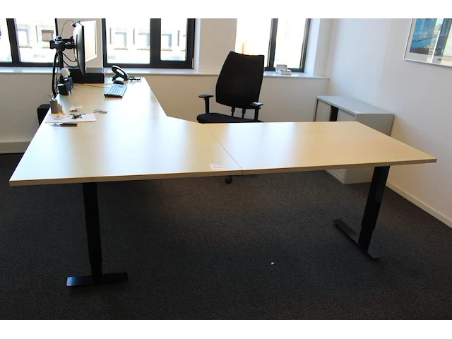 Elektrisch hoog laag hoekbureau met verrijdbare onderkast. afmeting 220 x 260 cm. - afbeelding 1 van  4