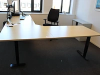 Elektrisch hoog laag hoekbureau met verrijdbare onderkast. afmeting 220 x 260 cm.