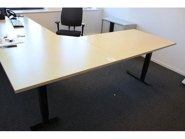 Elektrisch hoog laag hoekbureau met verrijdbare onderkast. afmeting 220 x 260 cm. - afbeelding 2 van  4