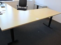 Elektrisch hoog laag hoekbureau met verrijdbare onderkast. afmeting 220 x 260 cm. - afbeelding 2 van  4