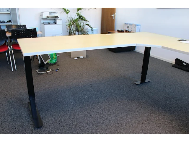 Elektrisch hoog laag hoekbureau met verrijdbare onderkast. afmeting 220 x 260 cm. - afbeelding 3 van  4
