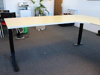 Elektrisch hoog laag hoekbureau met verrijdbare onderkast. afmeting 220 x 260 cm. - afbeelding 3 van  4