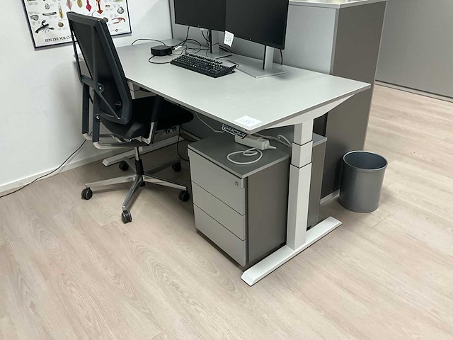 Elektrisch rechtvaardigbaar bureau - afbeelding 1 van  4