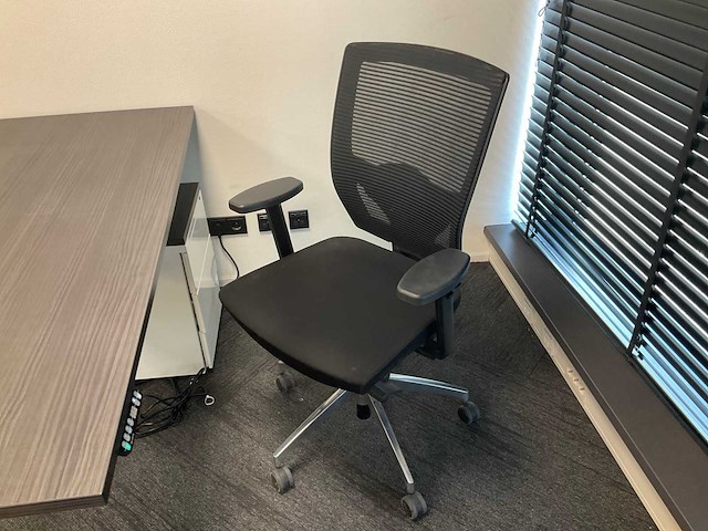 Elektrisch verstebaar bureau met ladeblok en bureaustoel - afbeelding 6 van  7