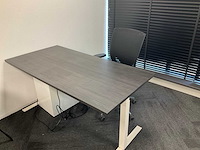 Elektrisch verstebaar bureau met ladeblok en bureaustoel - afbeelding 1 van  7