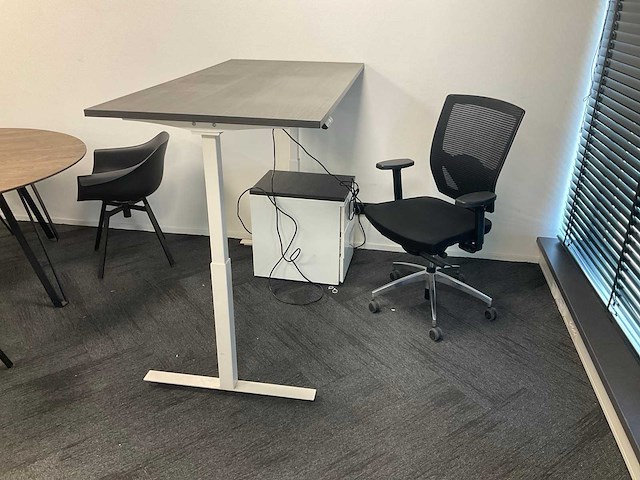 Elektrisch verstebaar bureau met ladeblok en bureaustoel - afbeelding 4 van  7