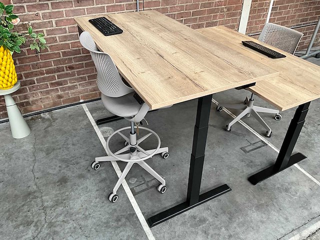 Elektrisch verstelbaar bureau 160x60 v.v hoge verstelbare bureaustoel - afbeelding 1 van  6