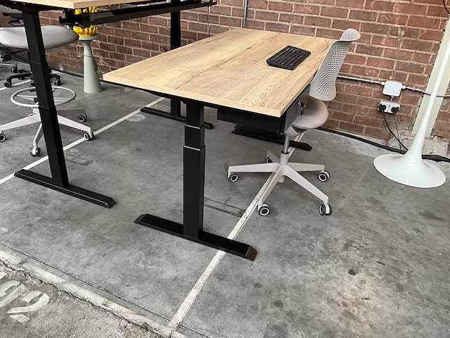 Elektrisch verstelbaar bureau 160x60 v.v verstelbare bureaustoel - afbeelding 1 van  6