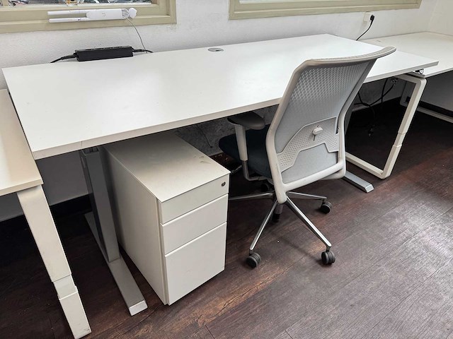 Elektrisch verstelbaar bureau 200x80cm + vitra idmesh - afbeelding 1 van  8