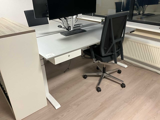 Elektrisch verstelbaar bureau (2x) - afbeelding 1 van  5