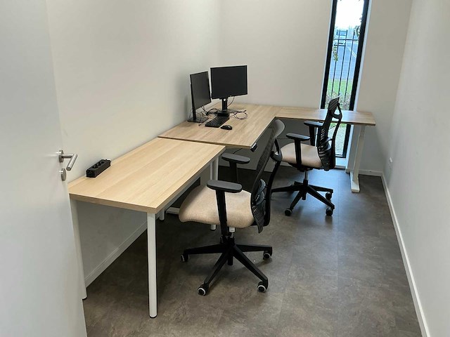 Elektrisch verstelbaar bureau met schermen en usb dock - afbeelding 1 van  7