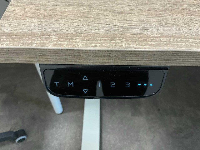 Elektrisch verstelbaar bureau met schermen en usb dock - afbeelding 2 van  7