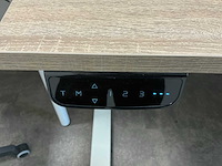 Elektrisch verstelbaar bureau met schermen en usb dock - afbeelding 2 van  7
