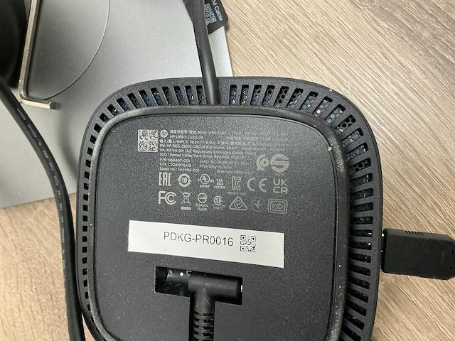 Elektrisch verstelbaar bureau met schermen en usb dock - afbeelding 4 van  7