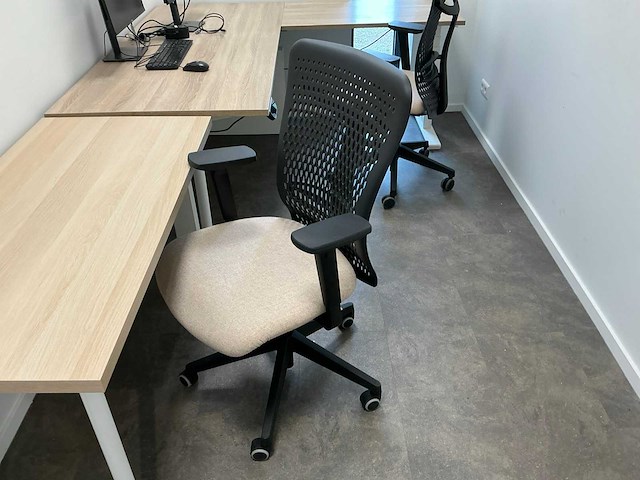 Elektrisch verstelbaar bureau met schermen en usb dock - afbeelding 6 van  7