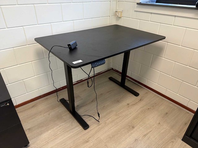 Elektrisch verstelbaar bureau - afbeelding 1 van  4