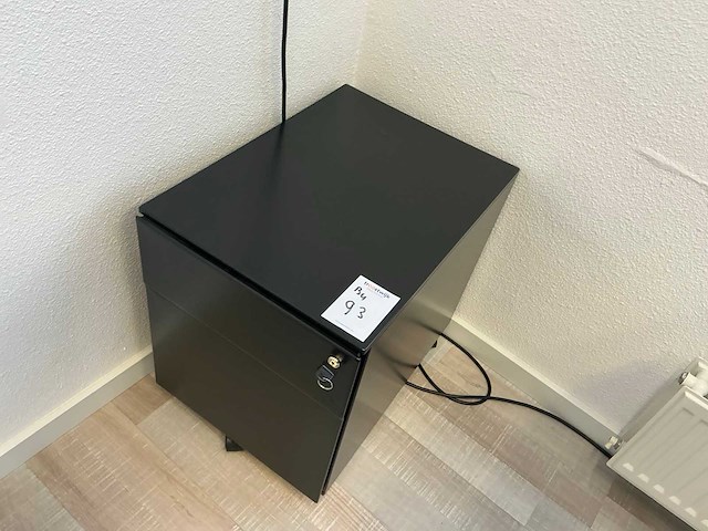 Elektrisch verstelbaar dubbel bureau met 2x bureaustoel en 4 monitoren - afbeelding 2 van  10