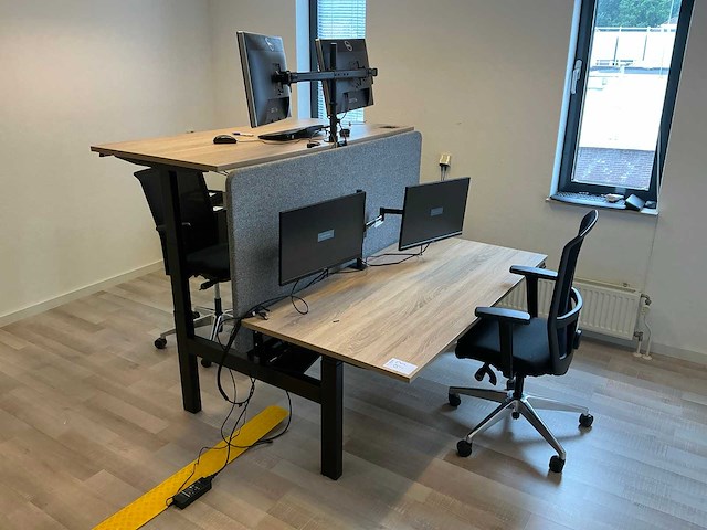 Elektrisch verstelbaar dubbel bureau met 2x bureaustoel en 4 monitoren - afbeelding 1 van  10
