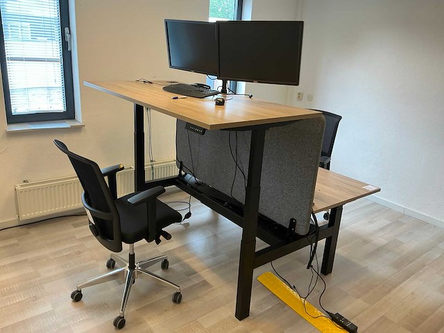 Elektrisch verstelbaar dubbel bureau met 2x bureaustoel en 4 monitoren - afbeelding 4 van  10