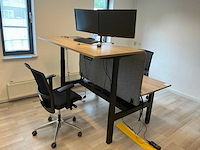 Elektrisch verstelbaar dubbel bureau met 2x bureaustoel en 4 monitoren - afbeelding 4 van  10