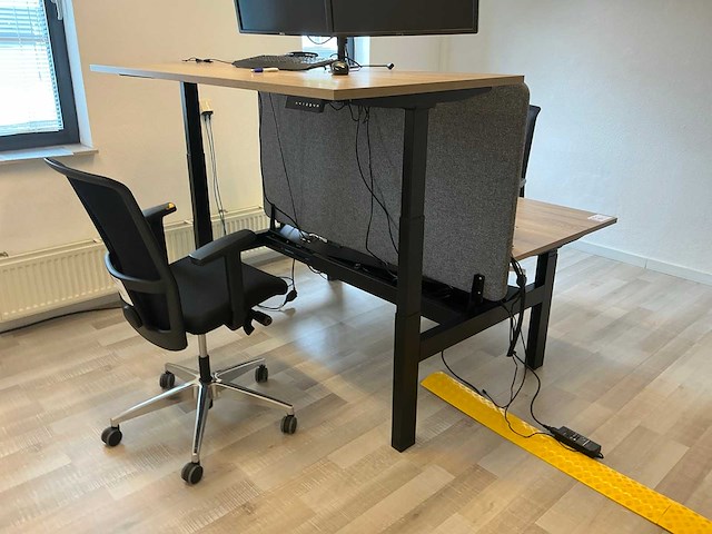 Elektrisch verstelbaar dubbel bureau met 2x bureaustoel en 4 monitoren - afbeelding 5 van  10