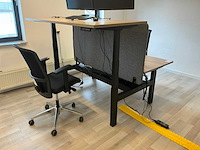 Elektrisch verstelbaar dubbel bureau met 2x bureaustoel en 4 monitoren - afbeelding 5 van  10