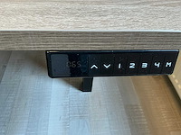 Elektrisch verstelbaar dubbel bureau met 2x bureaustoel en 4 monitoren - afbeelding 7 van  10