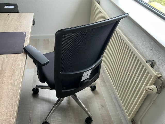 Elektrisch verstelbaar dubbel bureau met 2x bureaustoel en 4 monitoren - afbeelding 6 van  19
