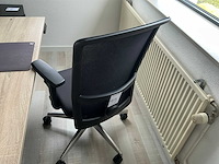 Elektrisch verstelbaar dubbel bureau met 2x bureaustoel en 4 monitoren - afbeelding 6 van  19